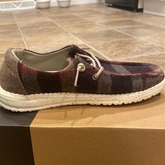 Hey dudes. Basically new. Size 6 (fits more like 7) - Picture 2 of 5